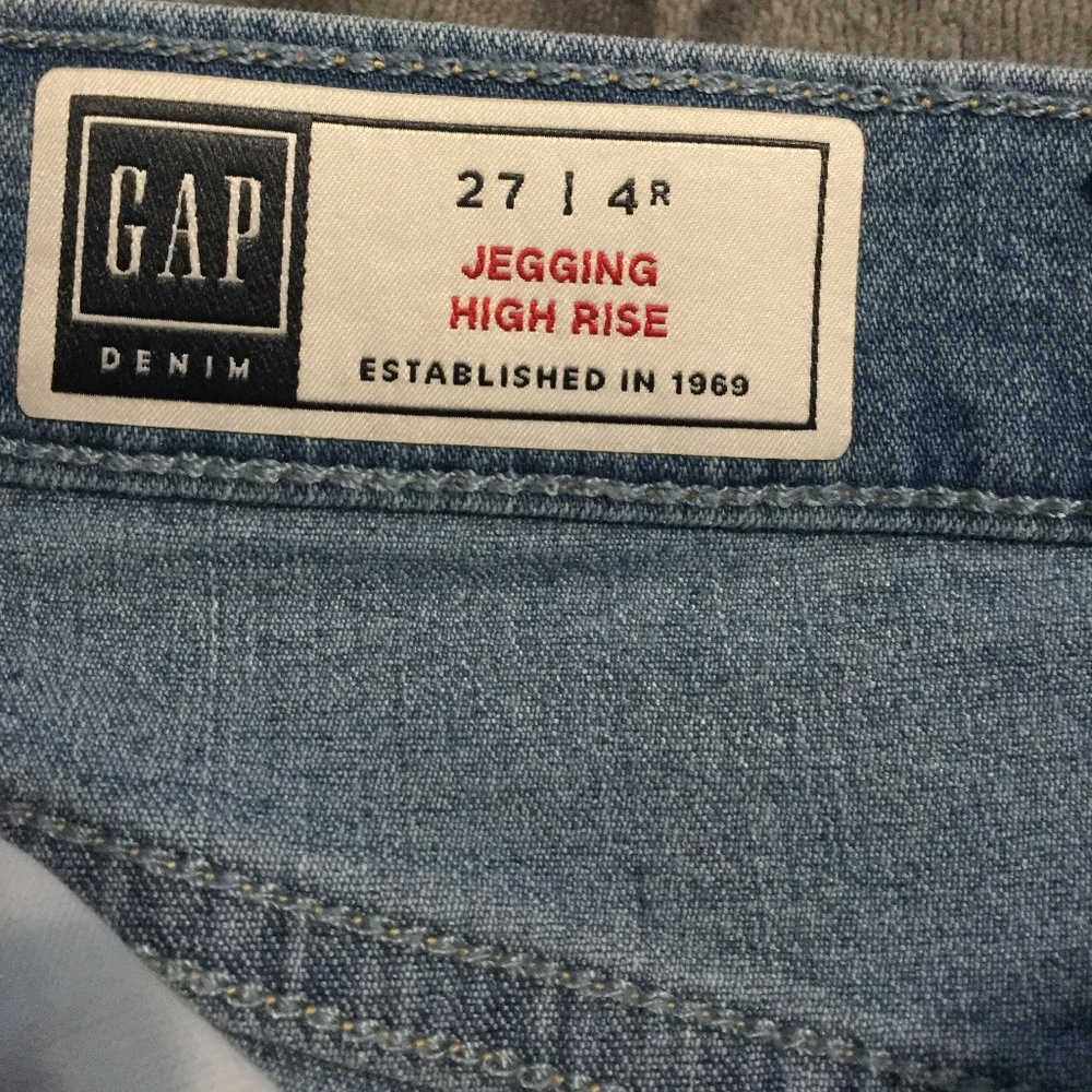 GAP HIGH RISE JEGGINGS WITH RAW HEM